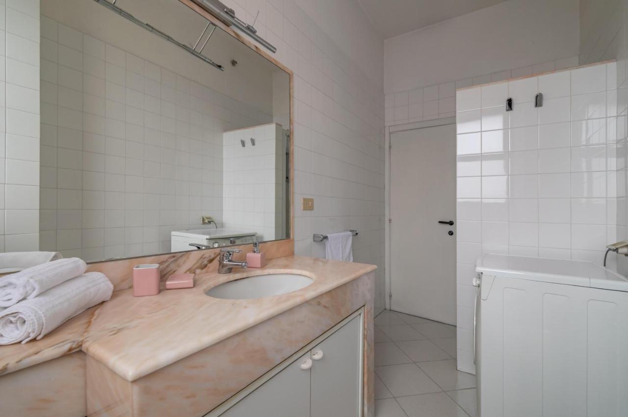 Comfy Flat Steps Away From Siena Station! Apartment Exterior photo